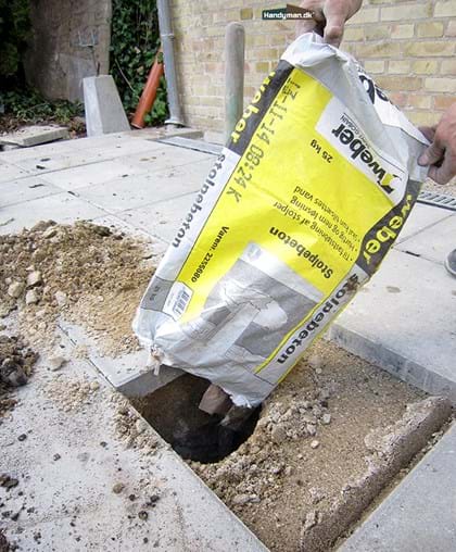 Fyld tør betonmiks i hullet