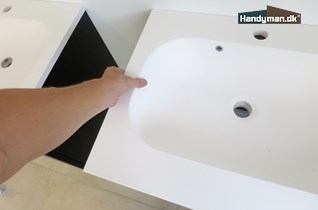 Montage af vask på badskab