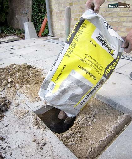 Fyld tør betonmiks i hullet