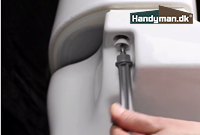 Afmonter cisternekappen på et Ifø Sign toilet
