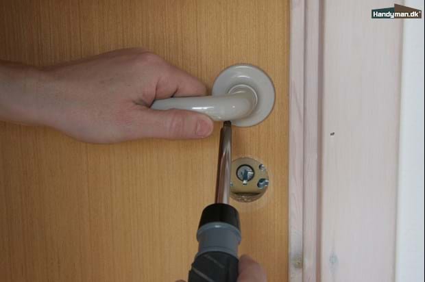 Afmonter de gamle dørhåndtag