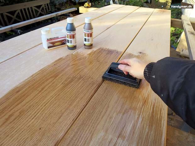 Oliebehandling af træbordplader og plankeborde