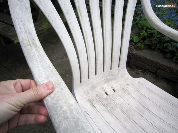 Rensning af stole og borde af plastik