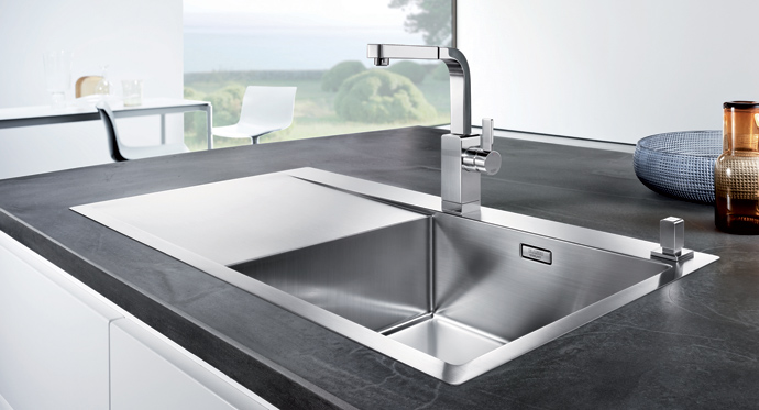 Hvordan kan vasken monteres?