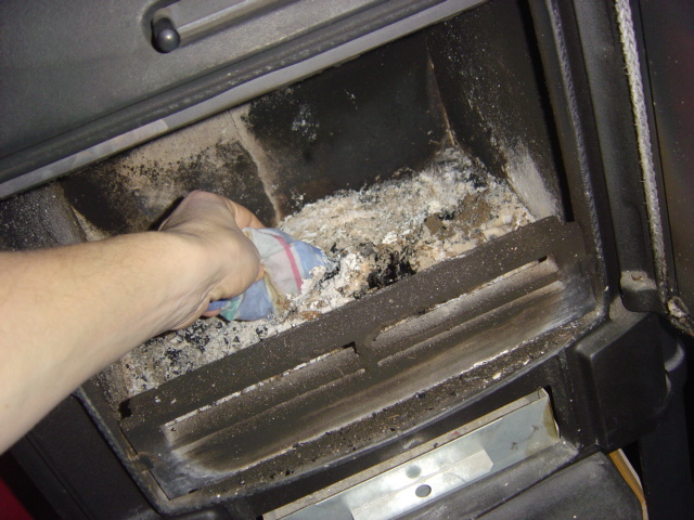 Ruden på brændeovnen kan nemt rengøres