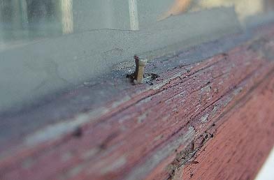 Hvorfor kravler søm ud igen?