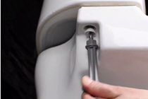 Afmonter cisternekappen på et Ifø Sign toilet