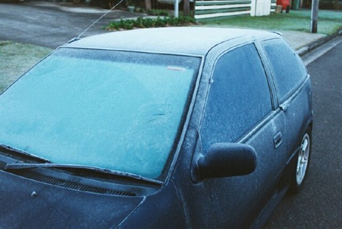 Væske til at fjerne is fra bilruden