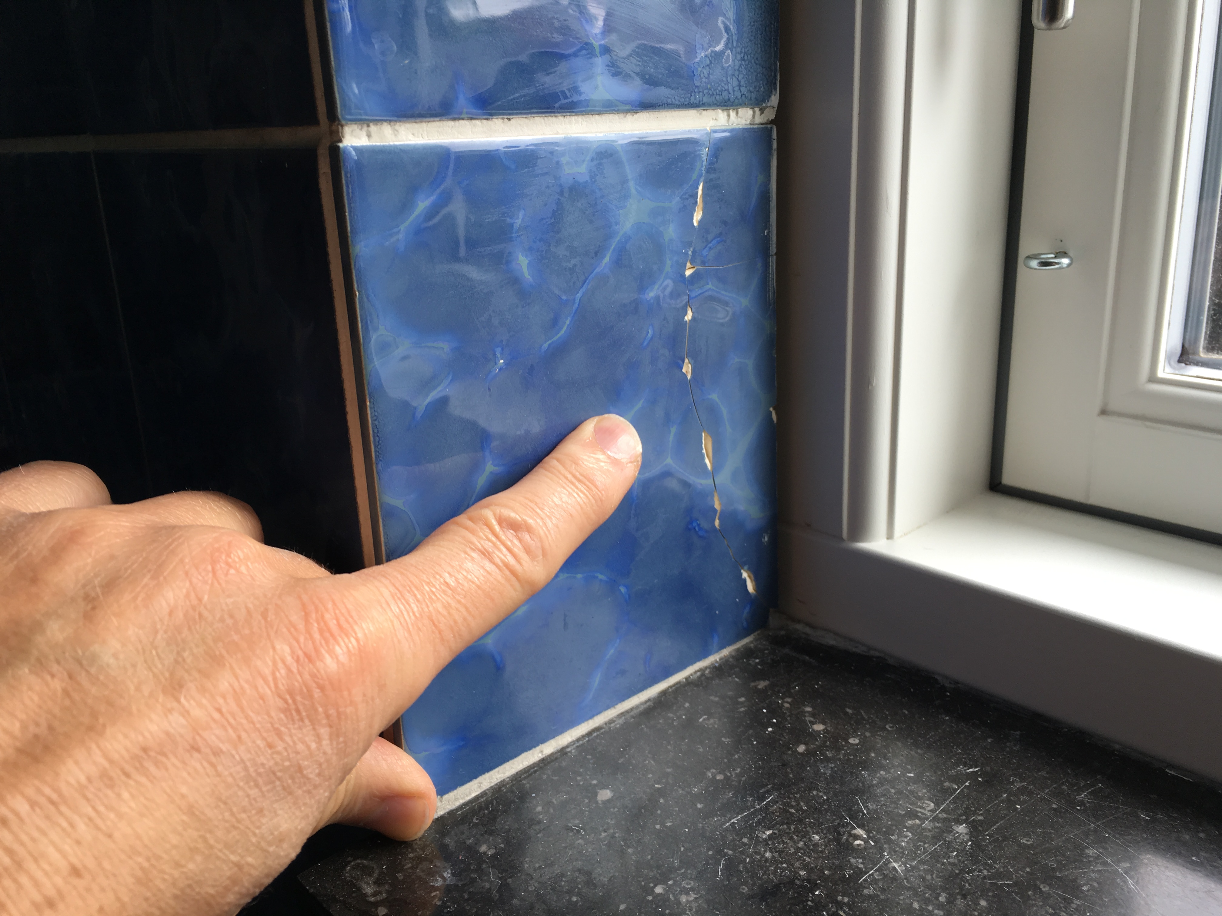 Udskiftning af en knækket flise