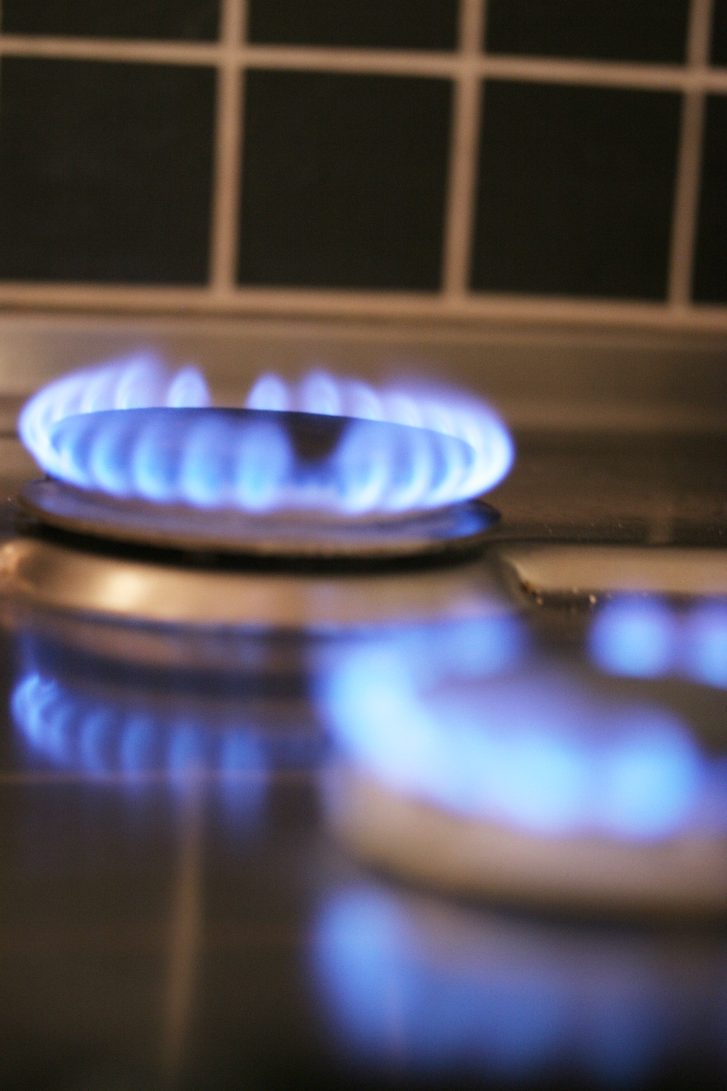 Sådan rengøres en bageplade og dysser på gaskomfuret