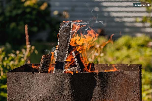 Levende ild i haven med havepejs eller bålfad
