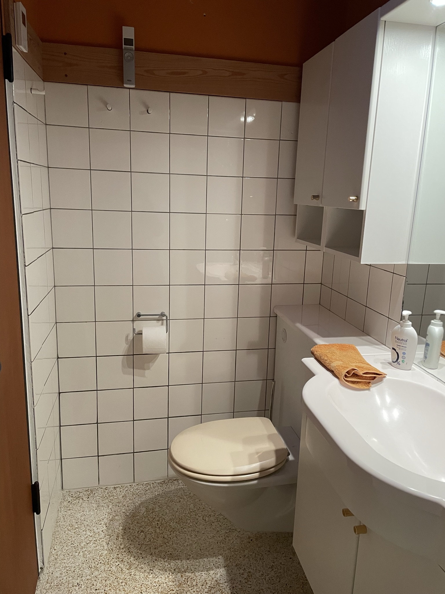 Opsætning af væghængt toilet og vask