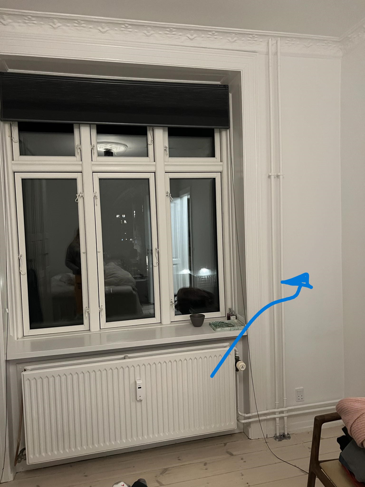 Flytte radiator under vinduet og sætte på aflang vægradiator...