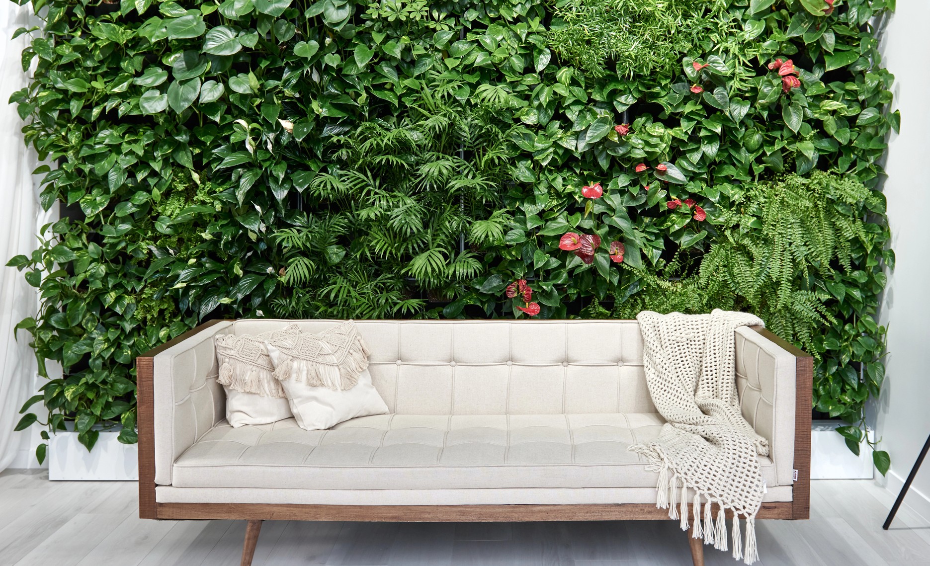 Få grønne omgivelser uden besvær med plantevægge og kunstige planter