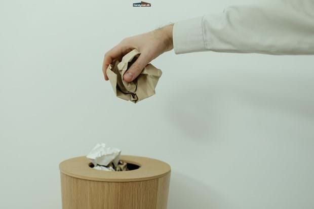 Affaldsstativer på arbejdspladsen