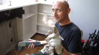 Skæring af fodpaneler og trælister på trang plads